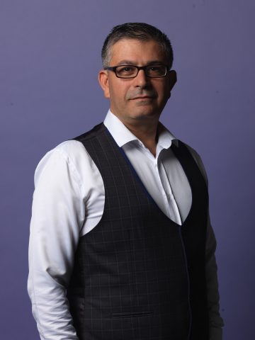 Portret Erhan, Verpleegkundige in verpleeghuis