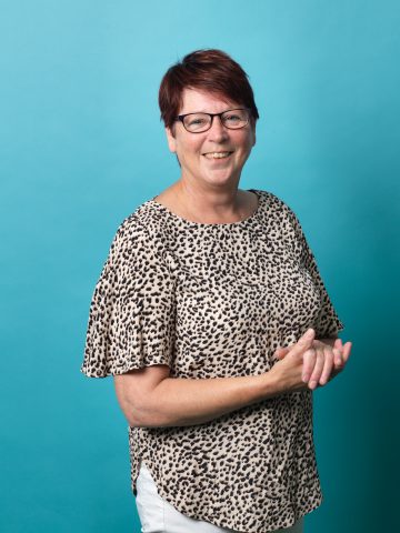 Portret Riny, Helpende