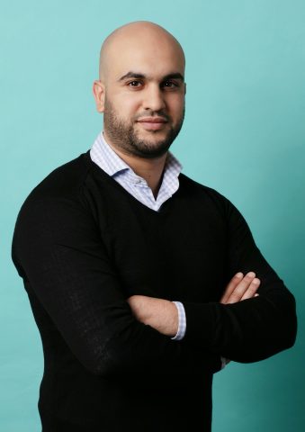 Portret Basit, Operatie
assistent