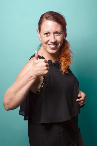 Portret Kim, Helpende